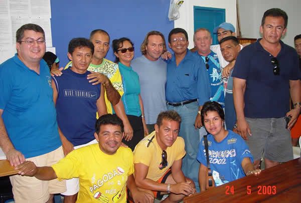 Gil Gon�alves com artistas, o Presidente, o Vice e os artistas do Caprichoso